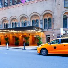 Gul taxi framför Park Central Hotel i New York. Bra tips för hotell i New York!