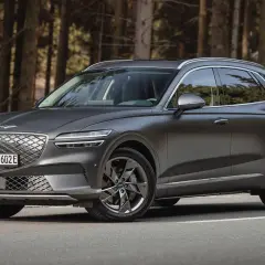 Genesis GV70 gris mate aparcado en un bosque. Descubre el genesis gv70 precio españa.