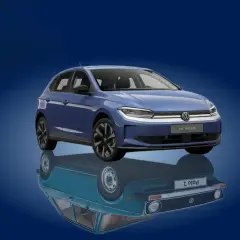 El nuevo ID. Polo azul eléctrico, con su reflejo de un modelo clásico, listo para hacer un pop and bang en la carretera.