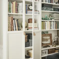 IKEA białe meble: Jak czyścić, by lśniły i nie żółkły? Poradnik