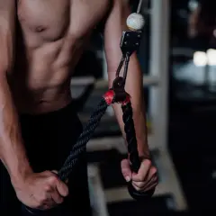 Mięśnie tricepsów w akcji. Ile serii na triceps w tygodniu to klucz do sukcesu.
