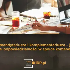 Ludzie przy stole dyskutują o podziale odpowiedzialności w spółce komandytowej.