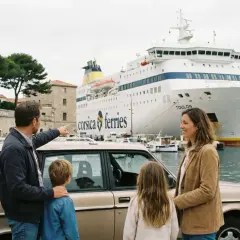 Famille devant un ferry Corsica Ferries, discutant du prix du ferry Corse pour camping-car.