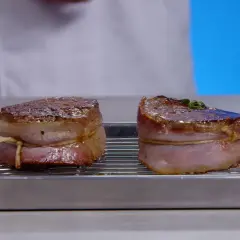 Deux filets mignons au four, enveloppés de lard, prêts à être dégustés.