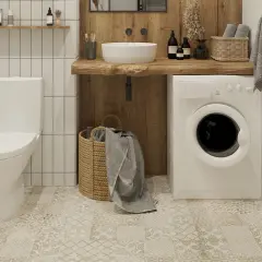 Małe wc bez płytek, z pralką i drewnianym blatem. Uroczy, funkcjonalny kącik.