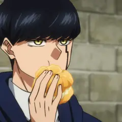 Ein Charakter aus Mashle Staffel 3 isst genüsslich einen süßen Snack vor einer Steinwand.