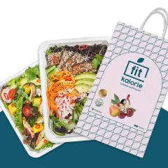 Dwa pudełka z pysznym jedzeniem i torba z logo "fit kalorie". Opinie o cateringu są pozytywne!