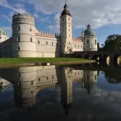 Zamek Krasiczyn i jego odbicie w wodzie. Sprawdź krasiczyn park cennik przed wizytą.