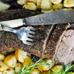 Jak upiec łopatkę wieprzową? Soczysta pieczeń krok po kroku