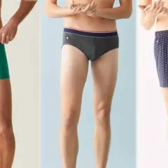 Trois hommes présentent des sous-vêtements : un slip vert, un boxer gris et un boxer à pois bleus.