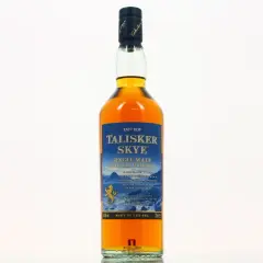 Bouteille de Talisker Skye, un single malt écossais. Son étiquette évoque la beauté sauvage de l'île de Skye, promettant une expérience fumée et épicée. Un avis Talisker Skye à découvrir.