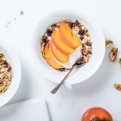 Bol de granola avec yaourt, fruits et noix. Le flocon d'avoine, valeur nutritionnelle, est un excellent choix pour un petit-déjeuner sain.