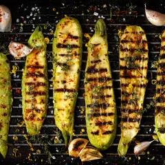 Grillad zucchini med vitlök, örter och citronzest. Perfekt som tillbehör till sommarmiddagen.