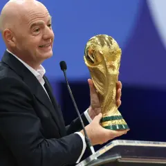 Prezydent FIFA Gianni Infantino prezentuje Puchar Świata, symbol zwycięstwa w finale mundialu.