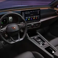 Intérieur moderne du Cupra Leon avec éclairage d'ambiance personnalisable, écran tactile et tableau de bord numérique.