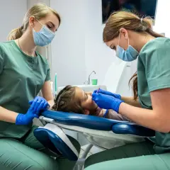 Maseczka u dentysty 2026: Obowiązek czy własne zasady gabinetu?