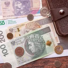 ZUS, pieniądze i portfel. Czy umowa o dzieło wlicza się do emerytury? Pytanie o przyszłość finansową.