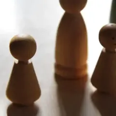 Drewniane pionki symbolizują rodzinę. Ich staż pracy zmarłego a renta rodzinna to ważna kwestia dla bliskich.