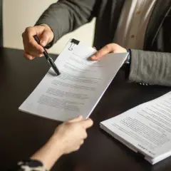 Praca na zlecenie co to? Zrozumienie umowy i jej konsekwencje