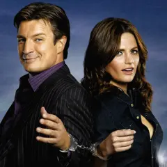 Die besetzung von Castle: Nathan Fillion und Stana Katic, mit Handschellen gefesselt, vor einer nächtlichen Skyline.