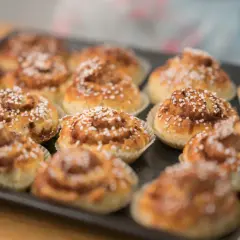 Nybakade kanelbullar, perfekta att baka glutenfritt. Dessa gyllene godsaker med pärlsocker ser ljuvliga ut.