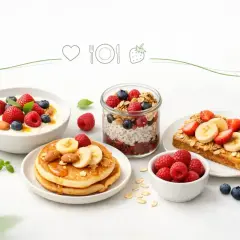Szybkie śniadanie na ciepło dla dziecka: placuszki z bananem i miodem, jogurt z owocami, chia pudding i tosty z owocami.