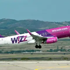Dwa samoloty Wizzair startują. Jeden z nich zabiera na pokład wesołego psa, który z pewnością będzie zachwycony podróżą.