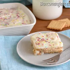 Biancomangiare ricetta della nonna con biscotti e zuccherini colorati, un dolce semplice e goloso.