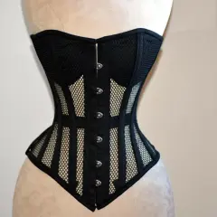 Corsé negro de malla con detalles de tela y broches plateados, diseñado para realzar la figura.