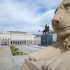 Pomnik lwa przed Pałacem Prezydenckim. Czy ustawa budżetowa na 2026 rok przetrwa bez weta nowego prezydenta?