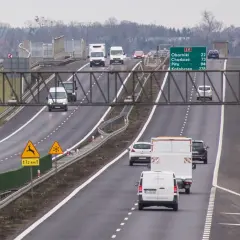Ruch na drodze S11 Kórnik-Jarocin. Samochody i furgonetki jadą w kierunku Kołobrzegu. Znaki ostrzegają przed dzikimi zwierzętami i śliską nawierzchnią.