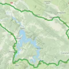 Mapa z zaznaczoną zieloną trasą wokół Jeziora Solina. To mała pętla bieszczadzka trasa, która prowadzi przez malownicze tereny.