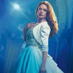 Rebecca Ferguson i en vacker klänning, redo för en föreställning. En scen från filmer med Rebecca Ferguson.