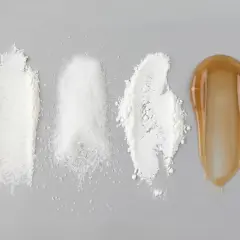 Białe proszki i brązowy żel, być może składniki kosmetyków, w tym ascorbyl glucoside.