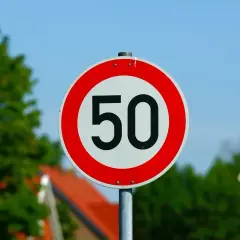 Znak ograniczenia prędkości do 50 km/h. Uważaj na te predkosci na drodze, zwłaszcza w pobliżu znaków ostrzegawczych.