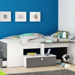 Chambre de garçon moderne avec lit mezzanine, bureau intégré et décoration murale fun. Une idée tendance peinture chambre garçon pour un espace dynamique.