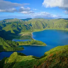 Vue panoramique des lacs bleus et des montagnes verdoyantes des Açores, un paysage à couper le souffle.