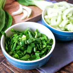 Frischer Pak Choi, einmal gehackt und einmal in Streifen geschnitten, bereit für die Zubereitung.