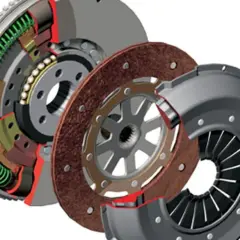 Rozłożony mechanizm sprzęgła: koło zamachowe, tarcza i docisk. Widać sprężyny i łożyska.