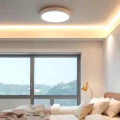 Luz cálida ilumina la habitación, destacando las lámparas de techo blancas y el ambiente acogedor.