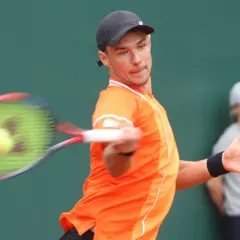 Kamil Majchrzak w akcji na korcie, jego zarobki zależą od sukcesów.