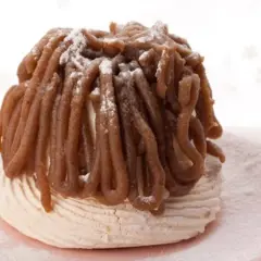 Delicioso mont blanc dulce, un postre de merengue cubierto con crema de castañas y espolvoreado con azúcar glas.