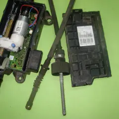 Elementy mechanizmu hamulca ręcznego elektrycznego Toyota Avensis. Rozwiązanie problemu jak odblokować hamulec ręczny elektryczny Toyota Avensis.
