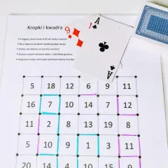 Gra łączenie kropek z kartami do gry. Plansza z liczbami i zaznaczonymi kwadratami.