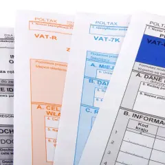 Formularze podatkowe, takie jak VAT-R, VAT-7K, VAT-UE/C, CIT-8/O, zawierają dane do faktury imiennej, identyfikator podatkowy, REGON i inne informacje.