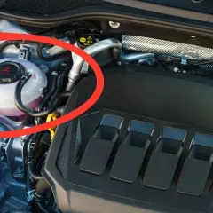 Depósito de expansión del refrigerante con nivel bajo, indicando posible perdida de liquido refrigerante.