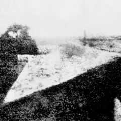 Pierwsze zdjęcie świata, z 1826 roku, pokazuje widok z okna. Właśnie wtedy powstała fotografia.