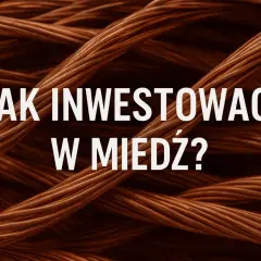 Sploty miedzianych kabli tworzą tło dla napisu "Jak inwestować w miedź?".