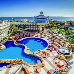Widok na luksusowy **sea gull beach resort** z basenami, zjeżdżalniami i widokiem na morze.