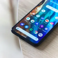 Smartfon z ikonami aplikacji, w tym Play Store. Użytkownik napotkał sklep play błąd serwera, co uniemożliwia pobieranie.